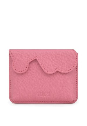 Portafoglio in pelle rosa dalla texture con patta smerlata e nome del marchio impresso sul davanti.