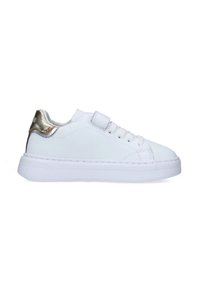 Sneaker bianco con texture in pelle liscia, punta rotonda, suola piatta e un accento metallico oro sul tallone. Presenta laccetti elastici e una fascia.