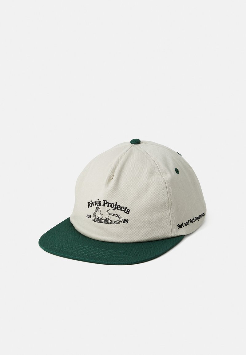 Casquette avec un corps en coton crème et un bord vert. Présente un logo brodé avec un lézard et du texte, ainsi qu'un bouton supérieur vert assorti.
