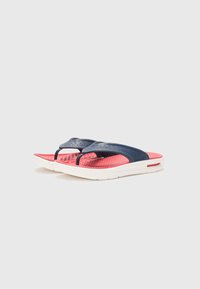 Infradito blu scuro con una soletta rosa testurizzata, caratterizzati da un design con strap sottile e una suola bianca per comfort e stile.
