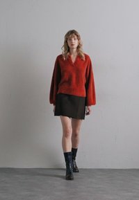 Stine Goya LONG SLEEVE NECKLINE COLLAR JUMPER,FLUFFY MONOGRAM - Jumper - red ochre