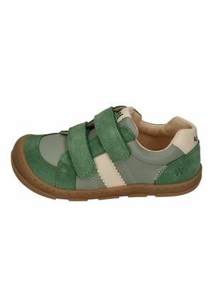 Grüner und beiger Kindersneaker mit zwei breiten Klettverschlüssen und brauner Gummisohle, von der Außenseite betrachtet.