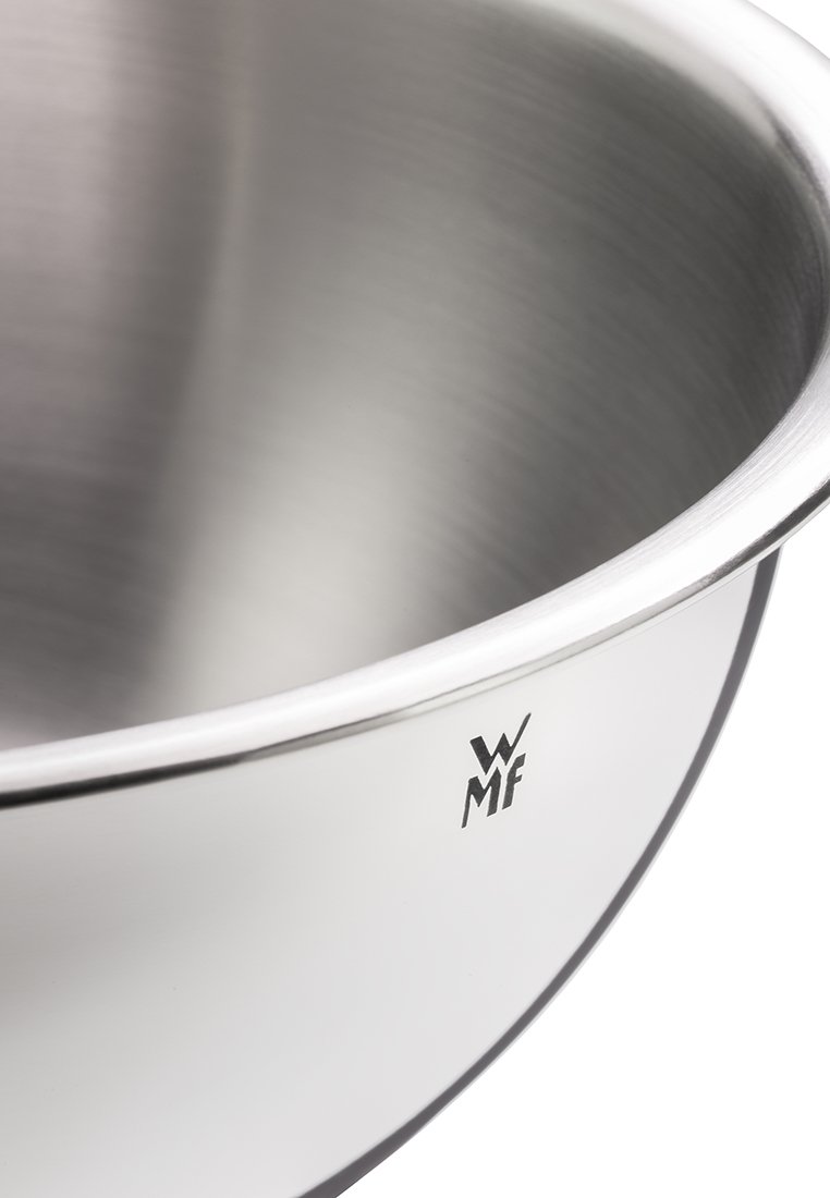 Bol de mezcla de acero inoxidable con un acabado pulido, que presenta una forma curva y un logo de WMF grabado en el lateral. Superficie suave y reflectante.
