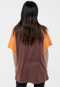 Paradiso Clothing PANTERA SKULL RAGLAN UNISEX - Print T-shirt - brown