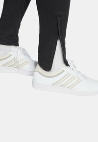 Pantalones deportivos - black
