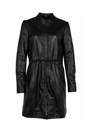 Cappotto in pelle nera con colletto alto, chiusura a bottoni e vita regolabile con coulisse. Caratterizzato da maniche lunghe e una texture liscia e lucida.