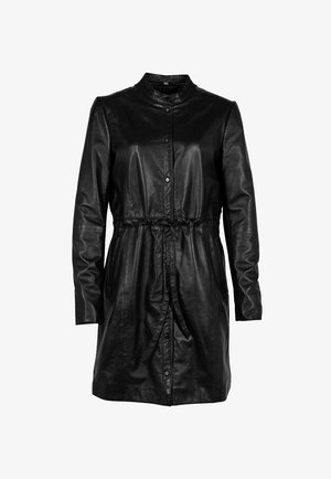 Schwarzer Lederzaubermantel mit hohem Kragen, Knopfverschluss und Kordelzug in der Taille. Hat lange Ärmel und eine glatte, glänzende Textur.
