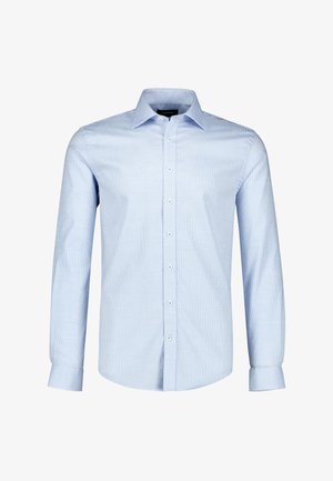 Hellblaues Herrenhemd mit kleinem Karomuster, langen Ärmeln, durchgehender Knopfleiste und spitzem Kragen, auf weißem Hintergrund dargestellt.