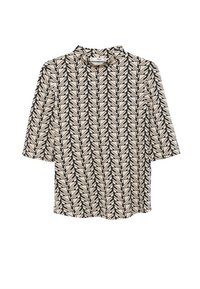 Camisa de manga corta en un tejido beige con un patrón geométrico en blanco y negro. Presenta un escote alto y un corte relajado.