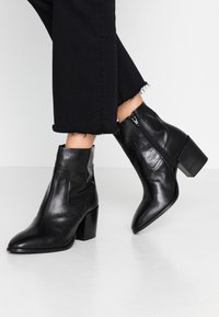 River Island Wide Fit Kotníkové boty - black