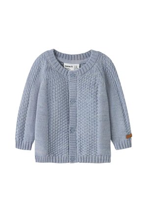 Cardigan bébé tricoté bleu clair avec boutons devant et motifs de points texturés sur le corps et les manches.