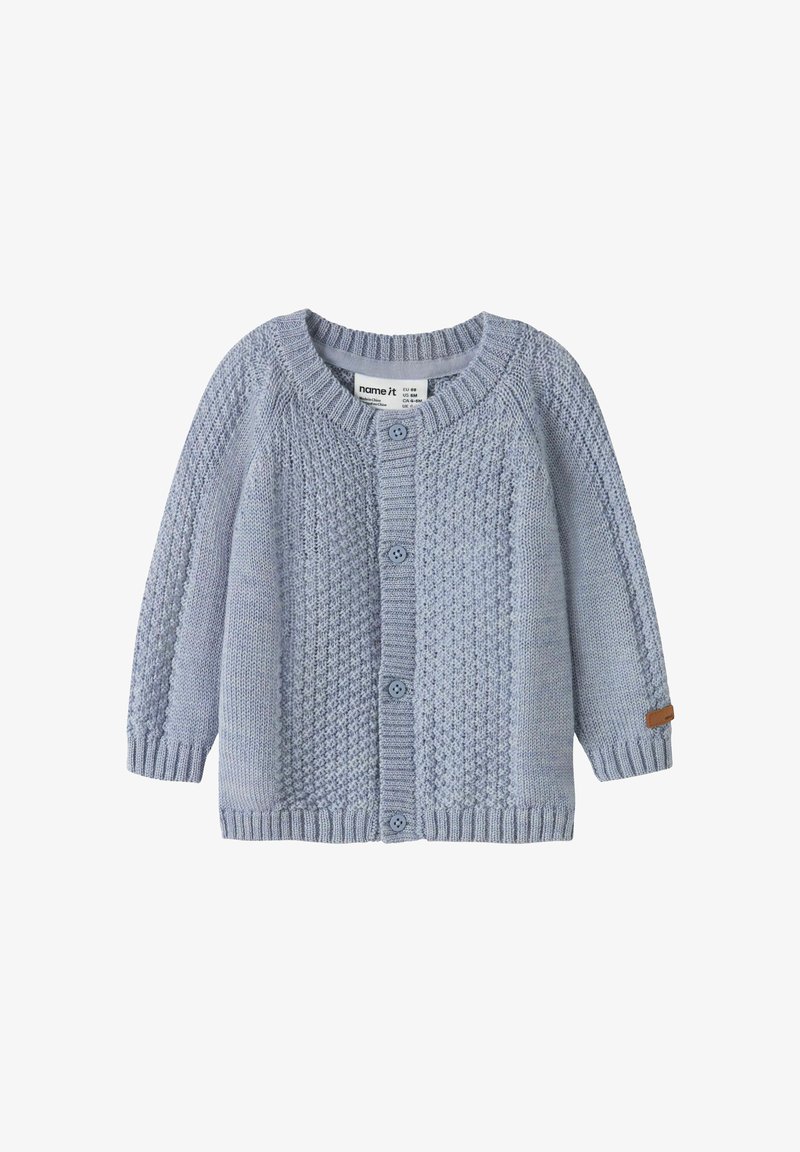 Cardigan bébé tricoté bleu clair avec boutons devant et motifs de points texturés sur le corps et les manches.