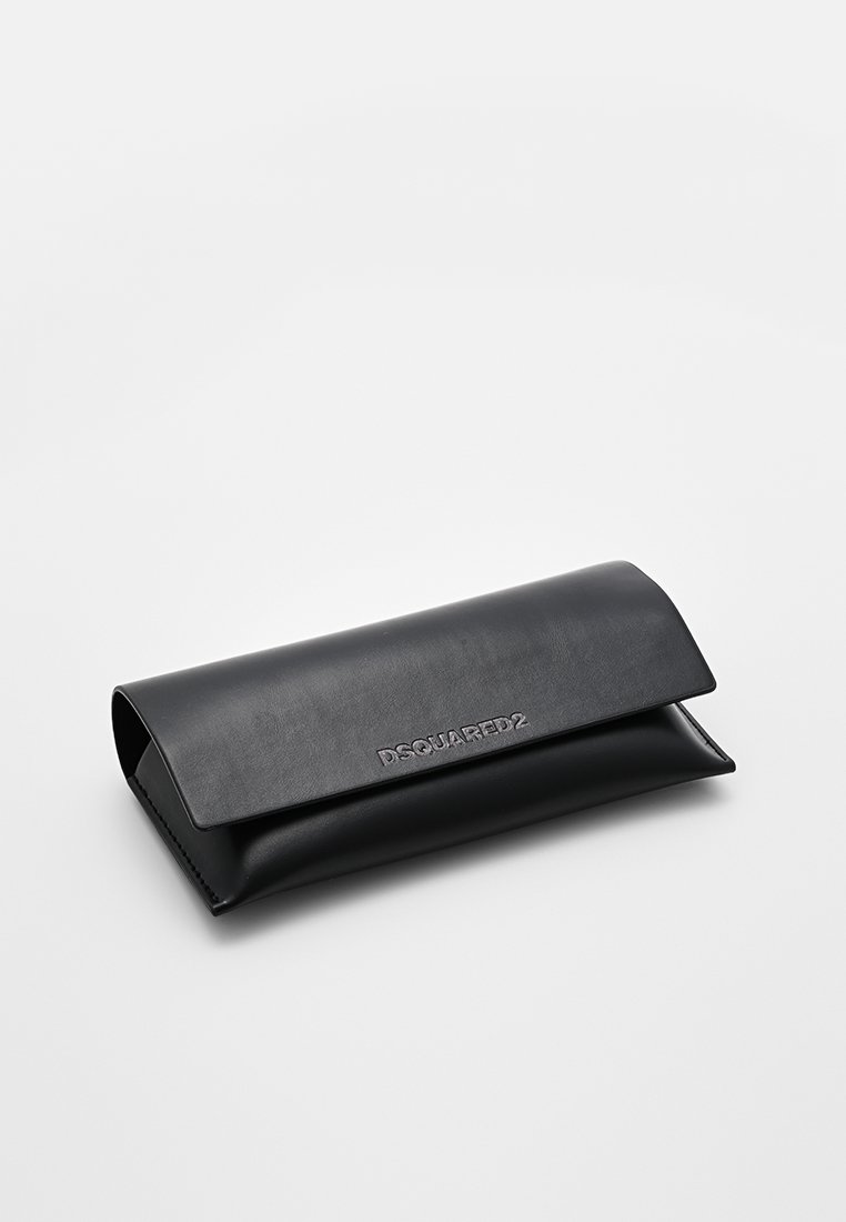 Rektangulärt glasögonfodral i svart läder med lockstängning, präglat med "DSQUARED2"-logotyp på framsidan.