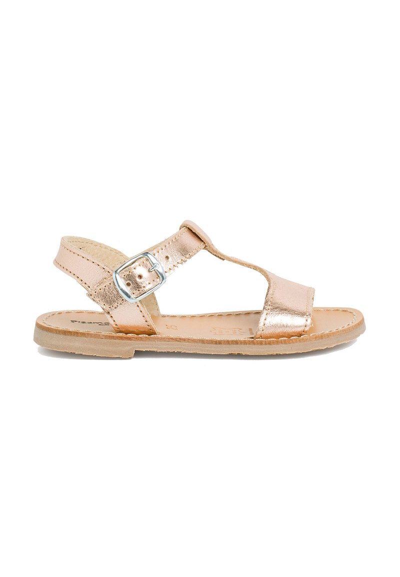Sandali metallici rosa oro con design aperto sulla punta, cinturino alla caviglia regolabile e suola piatta color tan. Realizzati in morbido materiale in pelle.