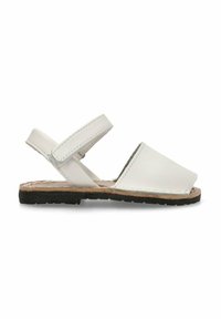 Sandalias de cuero blanco con dos correas ajustables, una plantilla de corcho plana y una suela de goma negra texturizada, diseñadas para la comodidad y la durabilidad.