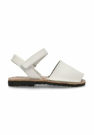 Sandalias de cuero blanco con dos correas ajustables, una plantilla de corcho plana y una suela de goma negra texturizada, diseñadas para la comodidad y la durabilidad.