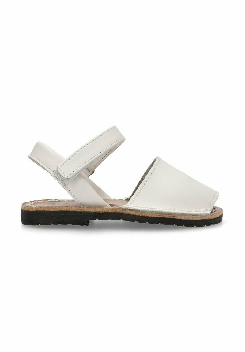 Sandalias de cuero blanco con dos correas ajustables, una plantilla de corcho plana y una suela de goma negra texturizada, diseñadas para la comodidad y la durabilidad.