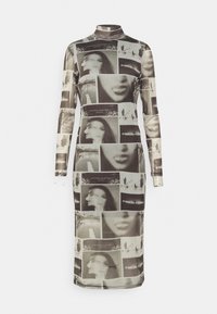 Vestido midi ajustado de manga larga y cuello alto con estampado de collage fotográfico abstracto en blanco y negro que presenta rostros borrosos y escenas urbanas.