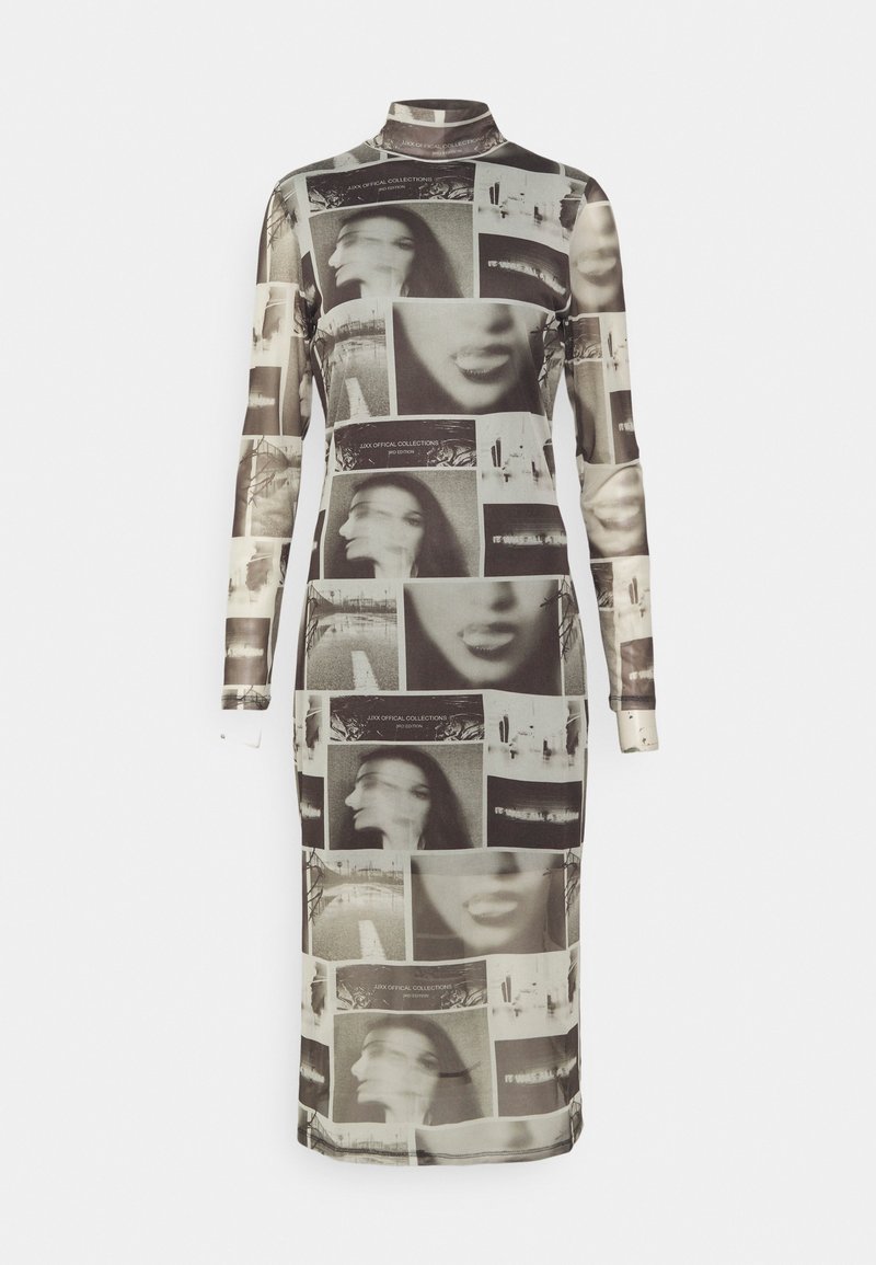 Vestido midi ajustado de manga larga y cuello alto con estampado de collage fotográfico abstracto en blanco y negro que presenta rostros borrosos y escenas urbanas.