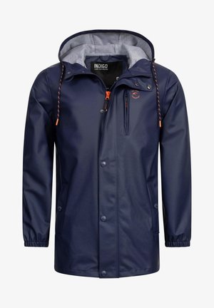 Giacca impermeabile della marina con interni grigi, cappuccio regolabile con dettagli arancioni, tasca frontale con zip e chiusura a scatto. Polsini elastici.