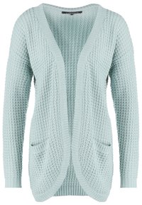 Cardigan de punto azul claro con apertura frontal, patrón texturizado, dos bolsillos delanteros y puños y bajo acanalados. Material suave y transpirable.