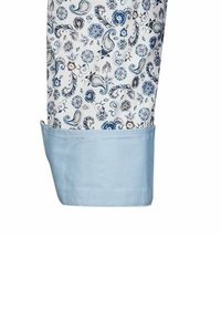 Tessuto bianco con motivo floreale e paisley blu, rifinito con un polsino azzurro chiaro. Texture liscia con un aspetto curato.