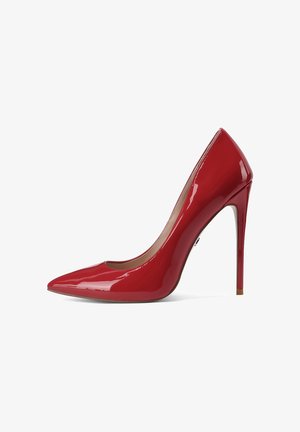 Scarpa con tacco a spillo alto lucido rosso, punta appuntita, finitura liscia e fodera interna beige su sfondo bianco.