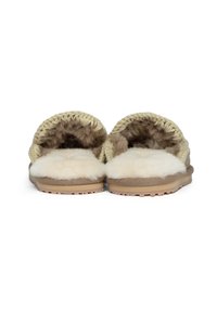Pantofole in lana color sabbia e crema con un interno morbido e soffice, dettagli intrecciati sull'apertura e una suola in gomma flessibile.