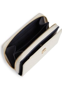 Πορτοφόλι με φερμουάρ από κρεμ συνθετικό υλικό με υφή, εσωτερικό σε ναυτικό μπλε, μεταλλικά στοιχεία σε χρυσό τόνο και πολλαπλές θέσεις για κάρτες.