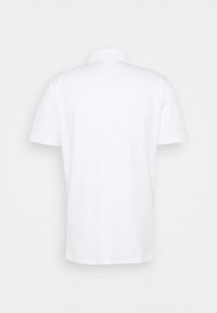 Bílá polo tričko s krátkým rukávem vyrobené z bavlny, s klopeným límcem a rovným lemem. Jednoduchý design bez viditelných vzorů nebo akcentů.