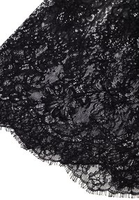 Tessuto di pizzo nero con intricati motivi floreali, caratterizzato da una superficie texture e bordi ondulati. Il materiale appare delicato e trasparente.