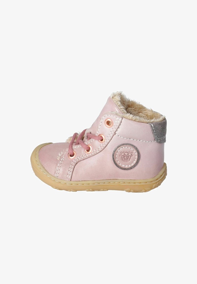 Lyserød læder ankelstøvle med blød foring, sølvdetaljer, rundt logo-patch og lys gummisål. Har snøredesign og syning detaljer.