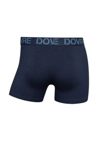 Marineblå herreboxershorts lavet af et blødt, strækbart stof. Har en mærket talje i lysere blå med et gentagende mønster af "DOVE".