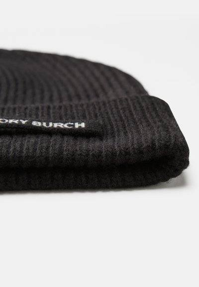 Cappello beanie nero lavorato a maglia con texture a coste, caratterizzato da un risvolto e un'etichetta bianca del marchio con il testo "TORY BURCH."
