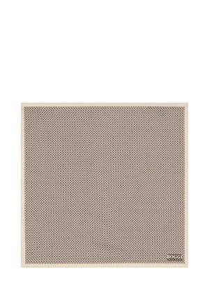 Beige og brun mønstret firkantet tørklæde med små sammenkædede figurer og "Boggi Milano"-logo i nederste højre hjørne.