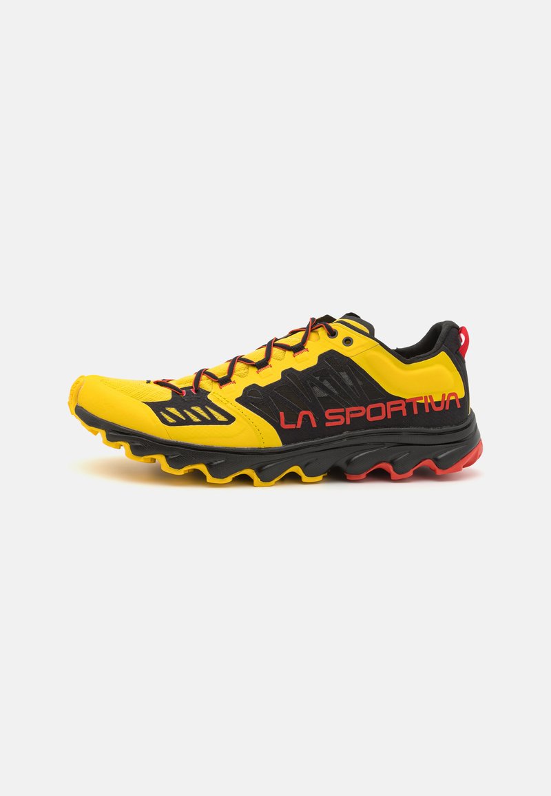 Rumene in črne športne čevlje z rdečimi poudarki, z značilnim zgornjim delom, trdim podplatom in ojačanim koncem. Logo "LA SPORTIVA" je jasno prikazan.