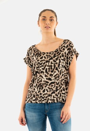 Top a maniche corte con stampa leopardata e scollo a barca, realizzato in un tessuto morbido, abbinato a jeans blu, con un design dal fit ampio.