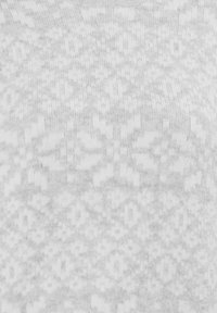Biała dzianina z delikatnym geometrycznym wzorem o miękkiej fakturze. Wzór jest w jasnoszarym kolorze na białym tle.