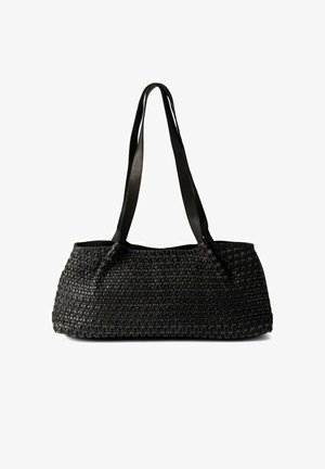 Borsa a mano rettangolare nera intrecciata con due lunghe cinghie di pelle, mostrata su sfondo bianco.