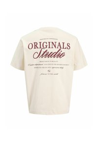 Κρεμ τ-shirt από βαμβάκι με μεγάλο μπορντού μ print στην πλάτη που περιλαμβάνει το κείμενο "ORIGINALS Studio" και επιπλέον περιγραφικές φράσεις.