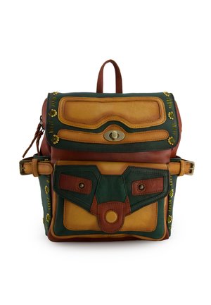 Kleine leren rugzak in groen, bruin en beige met voorklep, gespsluiting, decoratieve stiknaden en geperste bloemmotieven aan de zijkanten.