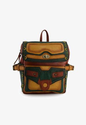 Kleine leren rugzak in groen, bruin en beige met voorklep, gespsluiting, decoratieve stiknaden en geperste bloemmotieven aan de zijkanten.