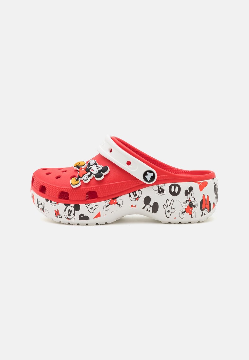 Crocs rouges avec une sangle blanche, ornés de graphismes de dessins animés de Mickey Mouse et ses amis sur la semelle. Matériau : caoutchouc. Design : modèle sabot.