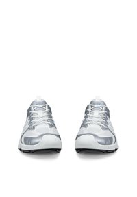 Par bijelih i srebrnih atletskih tenisica s vezicama, prikazanih sprijeda na bijeloj pozadini.