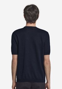 Mörk marinblå kortärmad stickad tröja med rund halsringning, med en slät textur och ribbade mudd- och nederkantdetaljer.