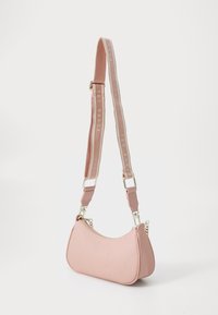 Borsa a spalla in pelle rosa pallido con design curvo, chiusura a zip e tracolla regolabile con logo "TED BAKER" in carattere chiaro.