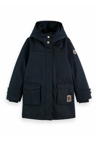 Granatowy parka z wysokim kołnierzem, złotymi guzikami, dwoma przednimi kieszeniami oraz kwiatową naszywką na lewym rękawie. Gładki, wodoodporny materiał.