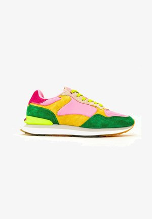 Multikleurige sneaker met suède panelen in roze, geel, groen en fuchsia. Lichtgewicht zool met een witte middensectie en een getextureerde rubberen buitenzool.