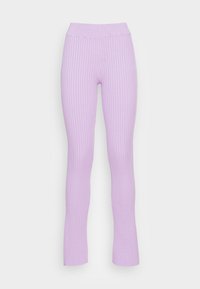 Leggings canelados em lavanda clara, com uma cintura alta e uma bainha evasé. Feitas de um material macio e elástico. Listras verticais por todo o lado.