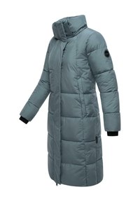 Manteau long et bouffant de couleur gris clair avec un col haut, des accents noirs aux manches et une fermeture éclair à l'avant. Présente des sections cousues pour ajouter de la texture.